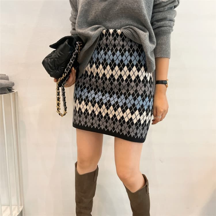 大人女性のひし形ニットミニタイトスカート