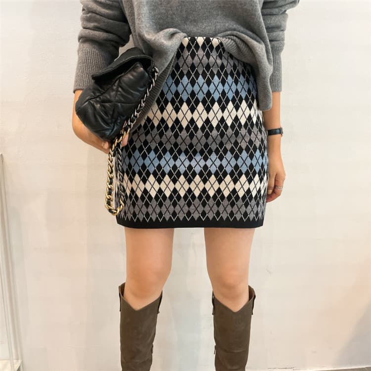 大人女性のひし形ニットミニタイトスカート